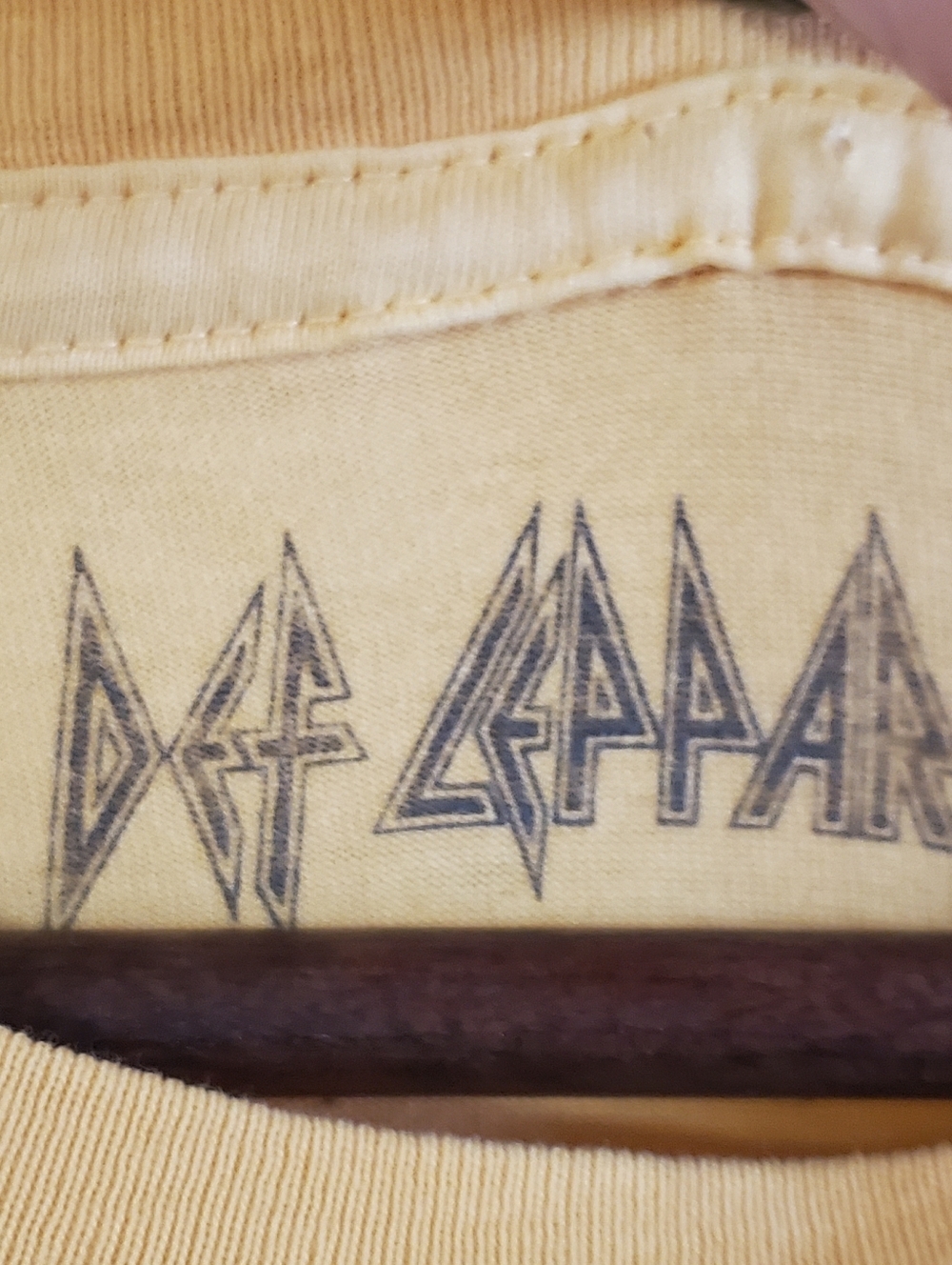 DEF LEPPARD LARGE SHORT SLEEVE TSHIRT   YELLOW UNISEX. DISTRESSED - Picture 5 of 6